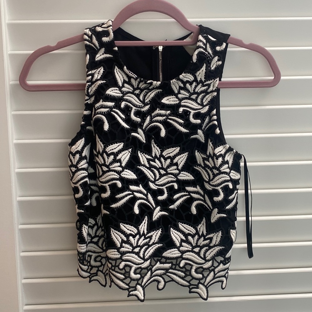 Beautiful crop top w flower pattern